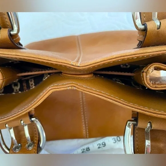 Tignanello Tote Purse with silver buckle detail - Picture 11 of 15